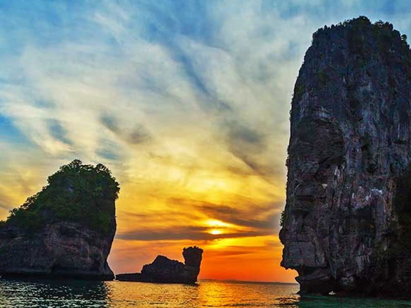 Phi Phi Sunrise Tour by Speed Boat